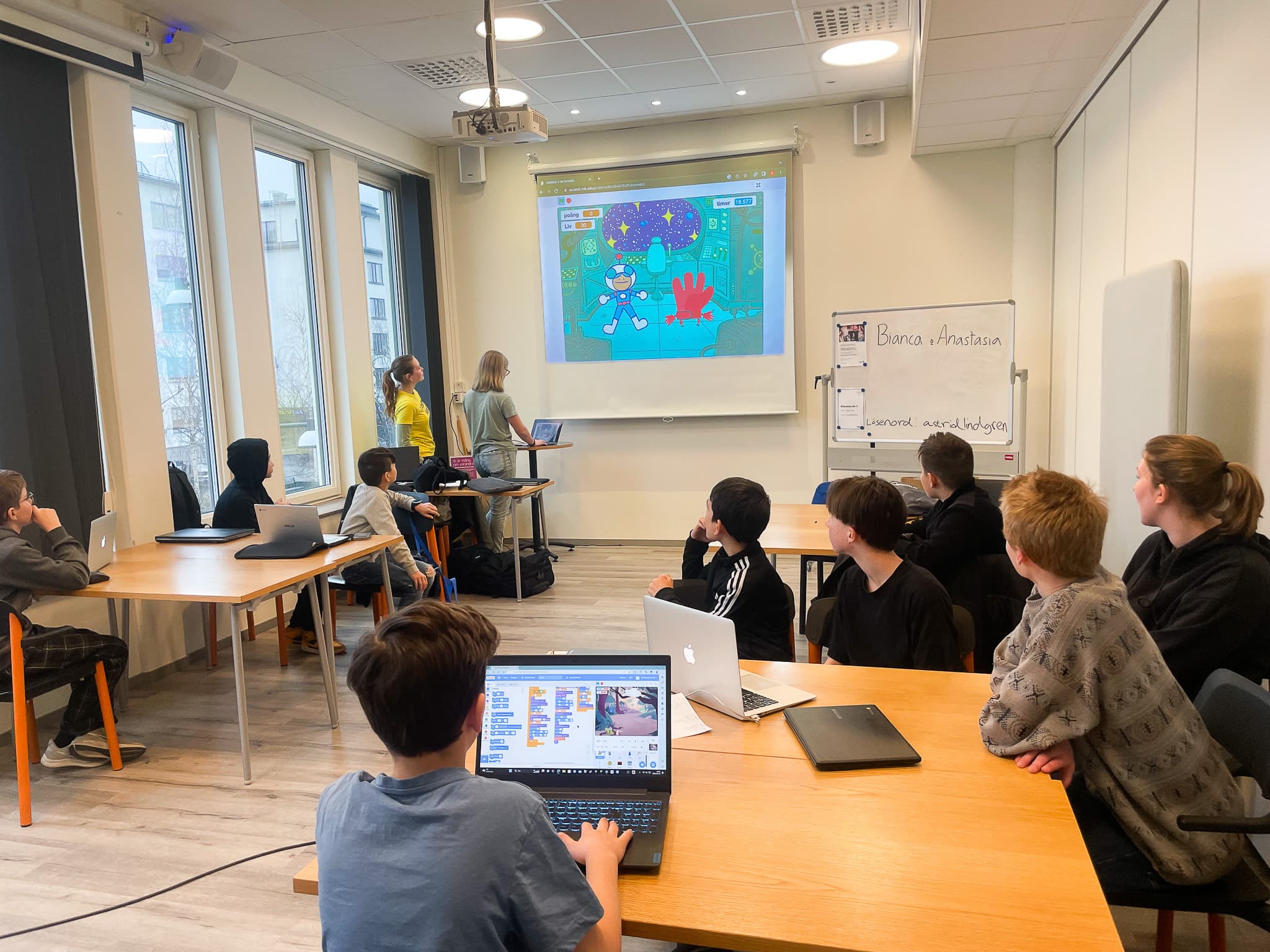 Barn vid datorer i ett klassrum